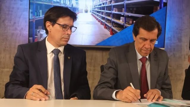 El ministro de Hacienda y Finanzas de Jujuy, Federico Cardozo (izq.), y el gobernador Carlos Sadir hablaron en las últimas horas acerca de la cuestión salarial de los empleados públicos.