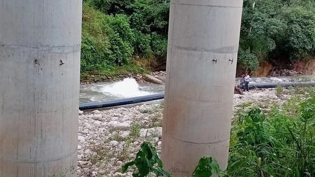 Personal de Agua Potable de Jujuy recorrió la traza del acueducto hasta detectar el punto exacto de la rotura.