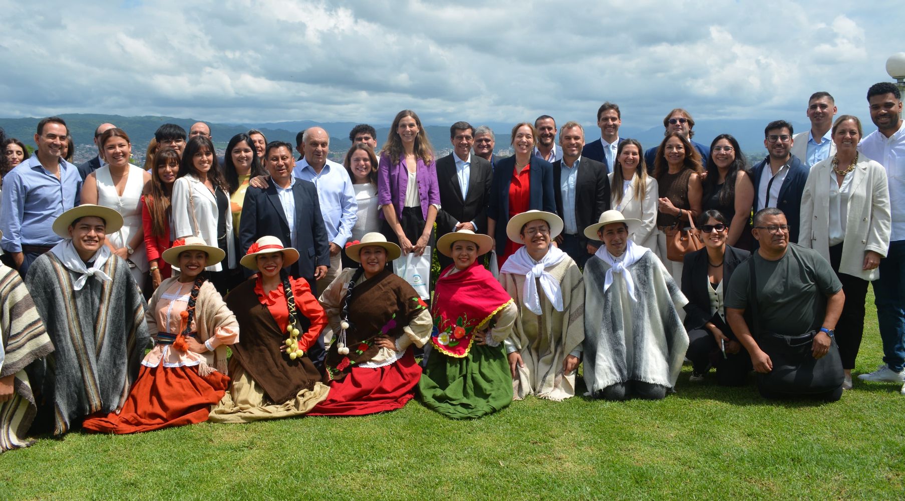 Poniendo el foco en una economía basada en el turismo y la identidad cultural, la jornada de la Fundación Pensar en Jujuy reunió a especialistas y referentes políticos nacionales como María Eugenia Vidal, Hernán Lombardi y Silvia Lospennato, con líderes locales como el gobernador Carlos Sadir, legisladores, empresarios, emprendedores y actores del campo de la cultura.