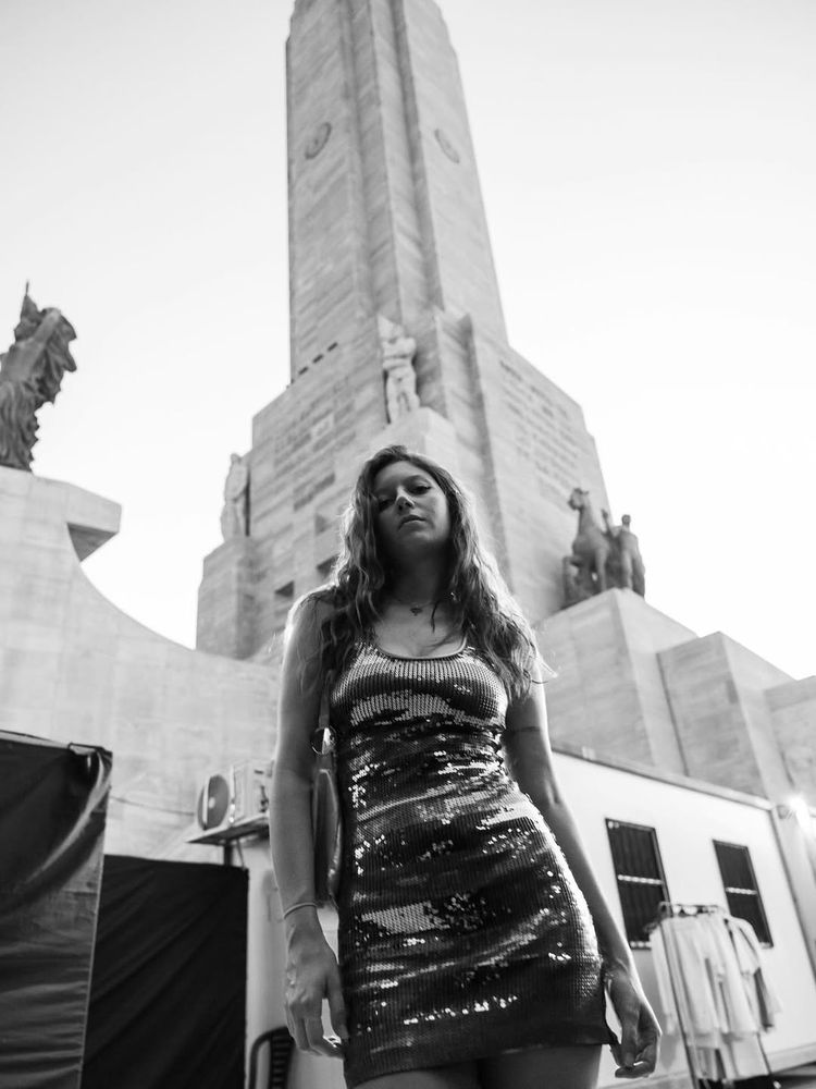 Margarita, frene al Monumento a la Bandeara.