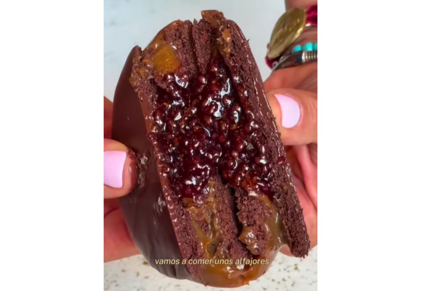 Así queda el alfajor por dentro.