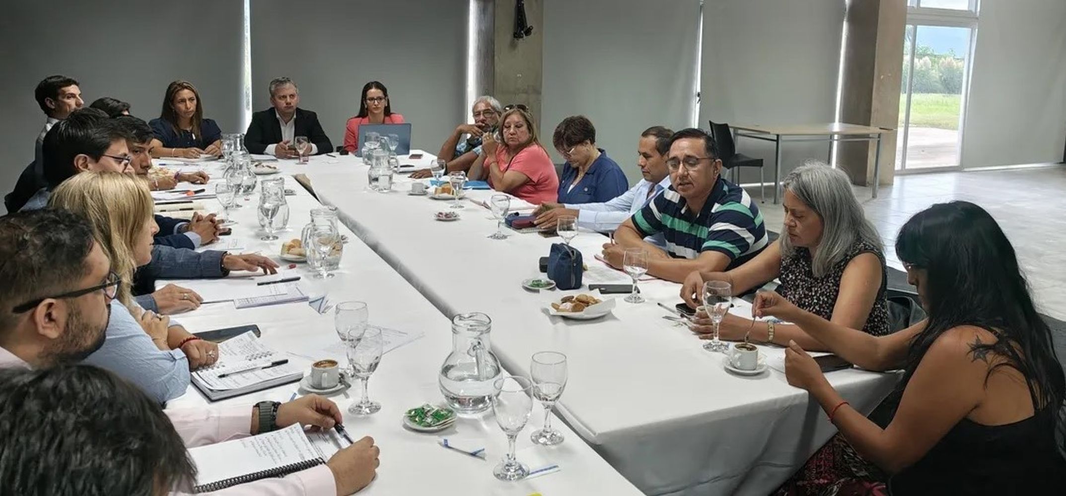 La dirigencia de los gremios de la educación, sentados a la mesa de negociación con el Gobierno, en una sala del complejo Conectar Lab en Alto Padilla.