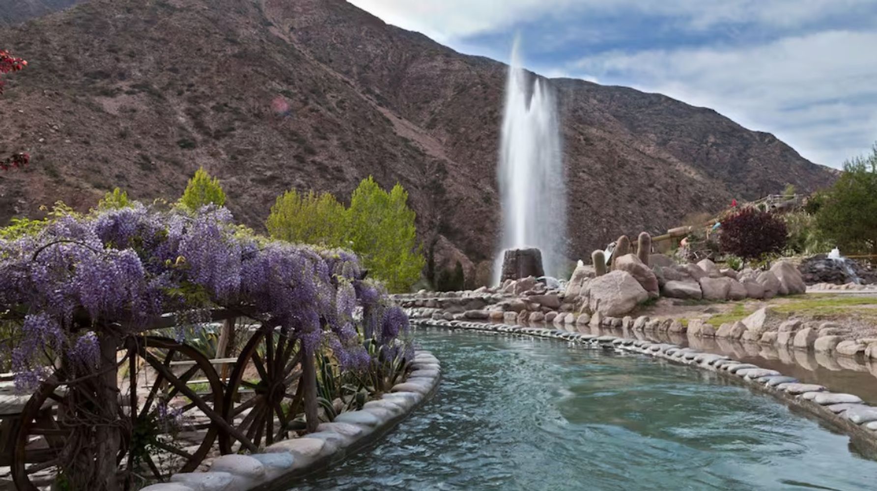 Complejos como Cacheuta, Río Hondo y Federación combinan relax, naturaleza y servicios accesibles.