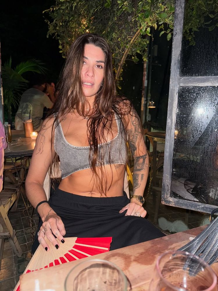 Ivana Nadal posó con el top más diminuto, burló la censura y casi muestra de más