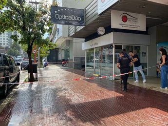 Dramática caída en pleno centro de Carlos Paz: una mujer terminó dentro de una óptica