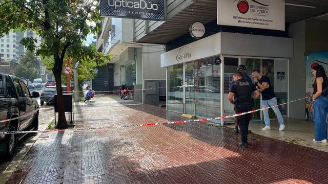 El sector fue vallado por la Policía tras la caída de la mujer en pleno centro de Villa Carlos Paz.