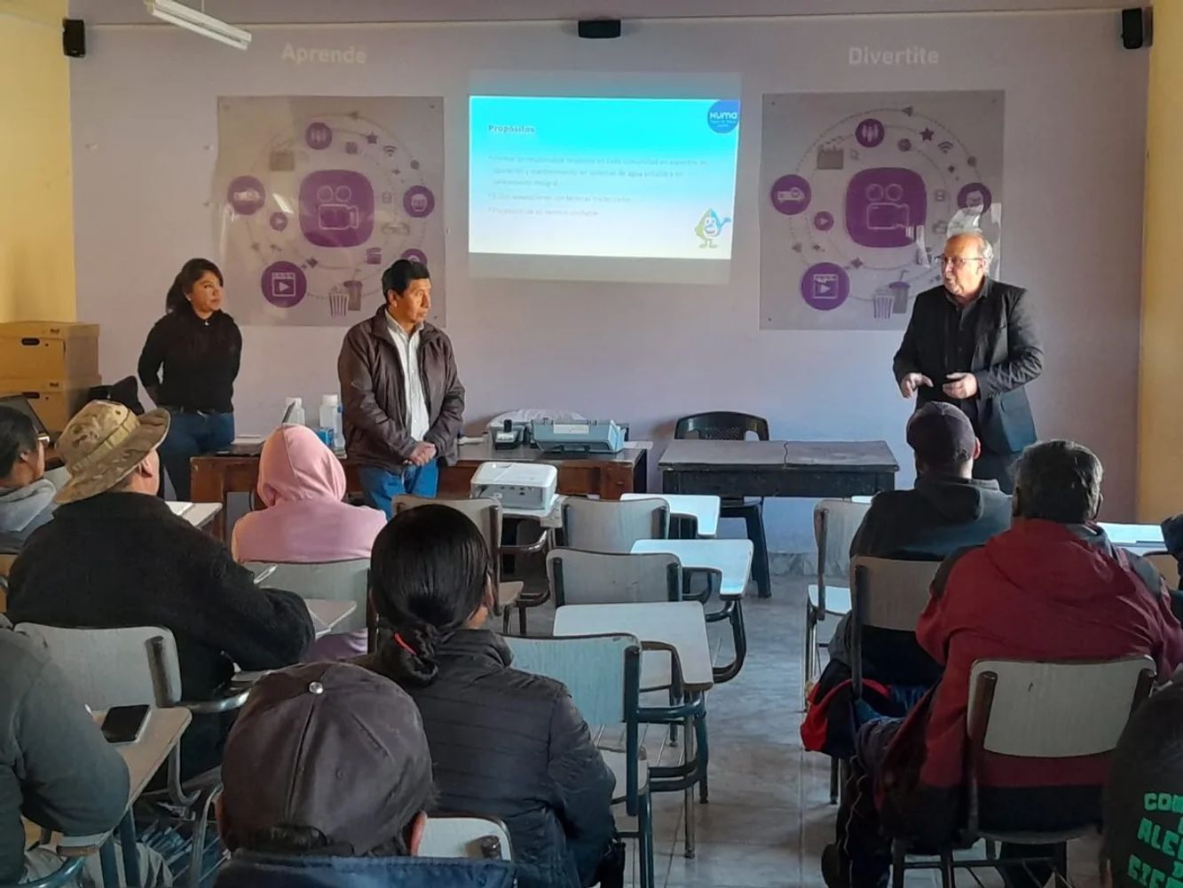 La ingeniera Luciana Pizarro, el arquitecto Antonio Girón Flores y el presidente de Agua Potable de Jujuy, Juan Carlos García, en una jornada del ciclo de capacitación "Uma Kawsay".