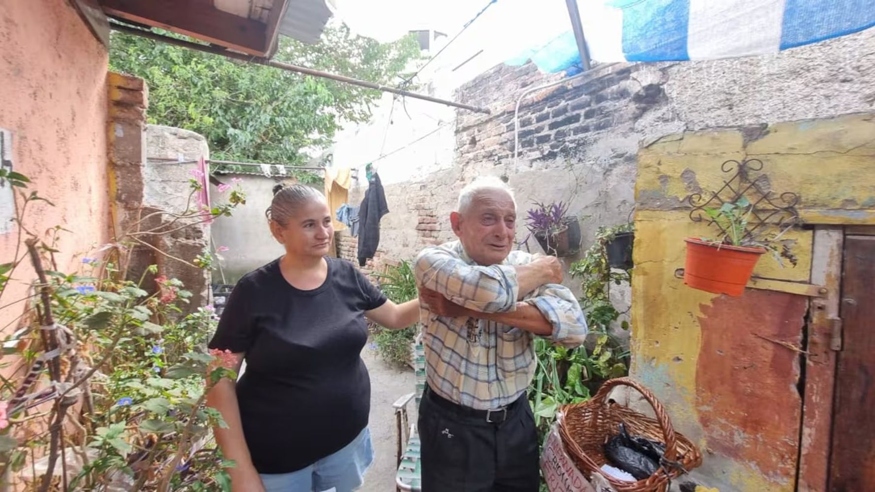 Juan José estuvo a punto de perder su casa por ser garante de su nieta.