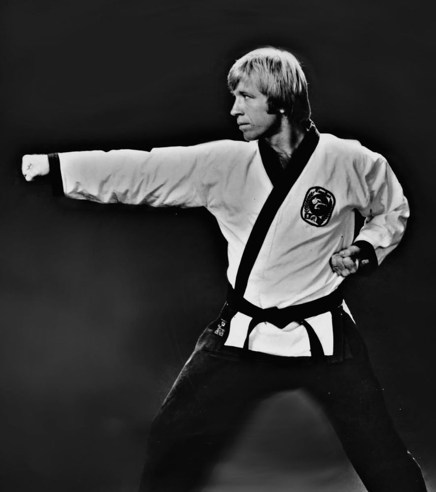 Chuck Norris durante sus inicios en las artes marciales.