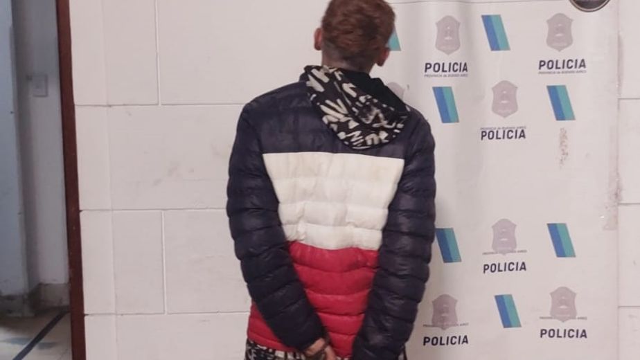 Tres Arroyos: Un mayor y un menor detenidos por robar pertenencias en un auto estacionado