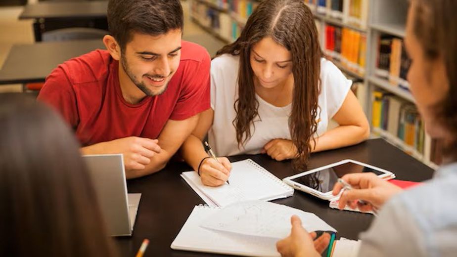 Las 3 carreras universitarias que te permiten ganar más de $2 millones al mes en 2026, según la IA