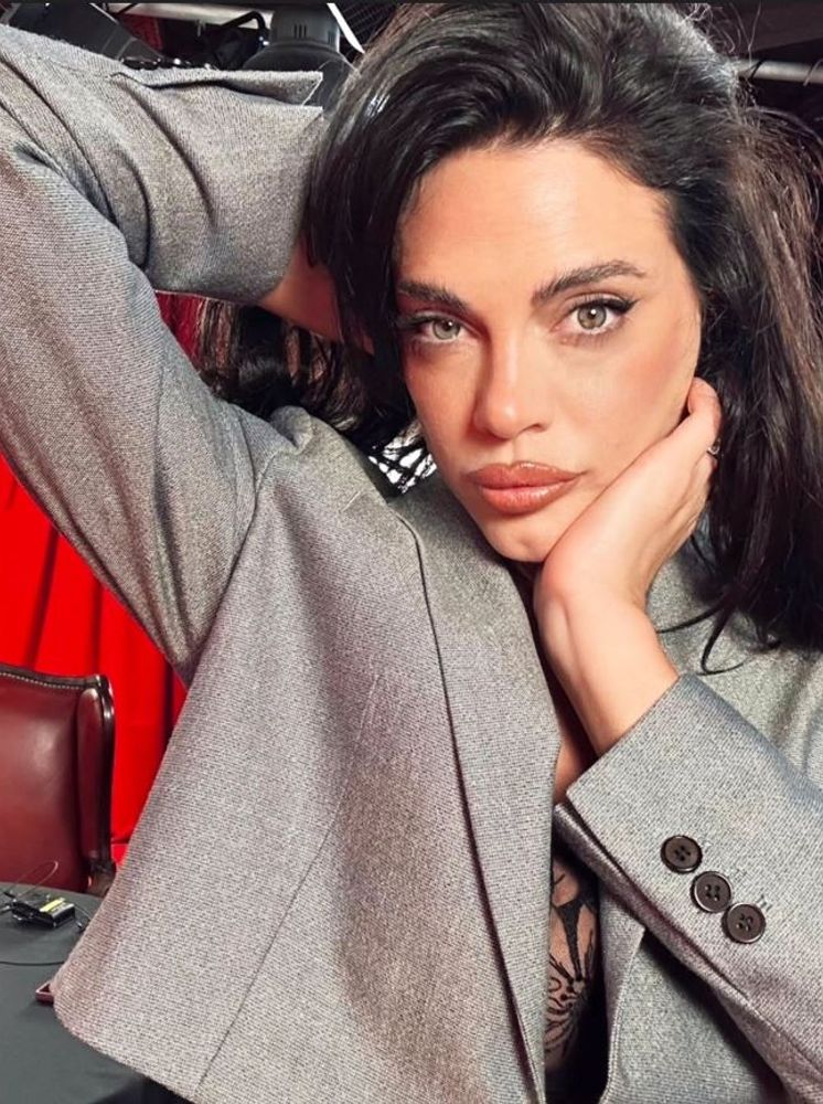 Emilia Attias desbloqueó un nuevo must y marcó tendencia con el outfit sastrero del momento