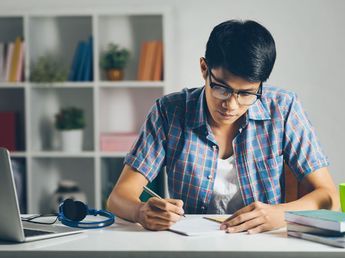 Las 3 carreras universitarias más largas con menos salida laboral en 2026, según la IA
