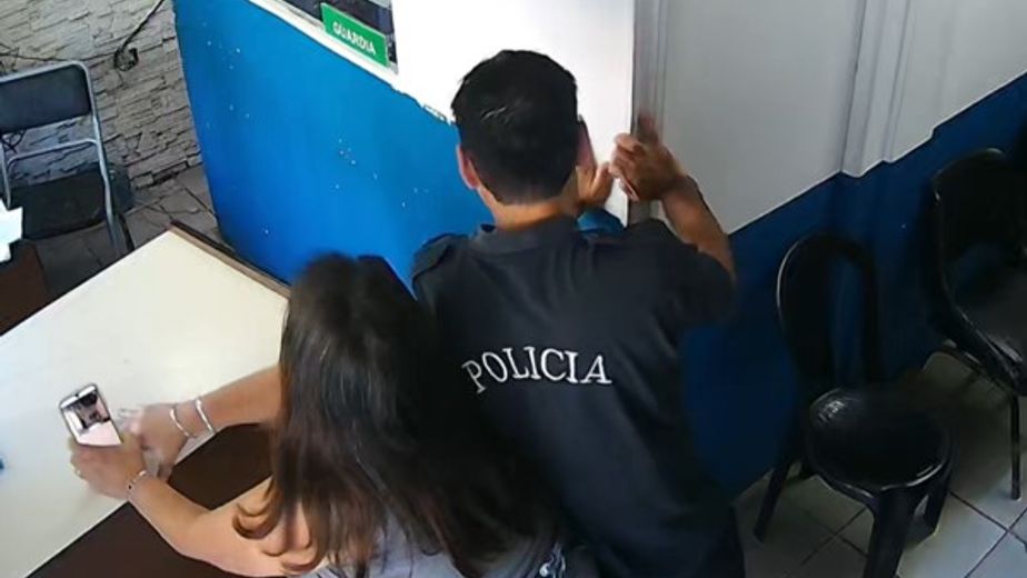 Una mujer fue agredida por un policía cuando fue a realizar una denuncia en Mar del Plata: "Andá a lavarte el…"