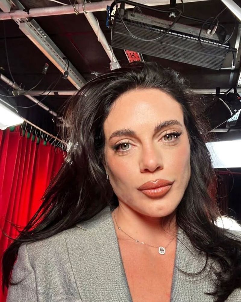 Emilia Attias desbloqueó un nuevo must y marcó tendencia con el outfit sastrero del momento