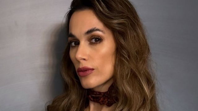 Chechu Bonelli dio cátedra de estilo con un look total black y lo combinó con las botas en tendencia esta temporada