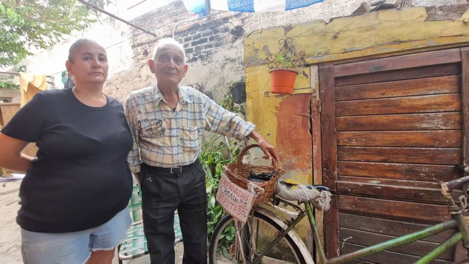 Juan José estuvo a punto de perder su casa por ser garante de su nieta.