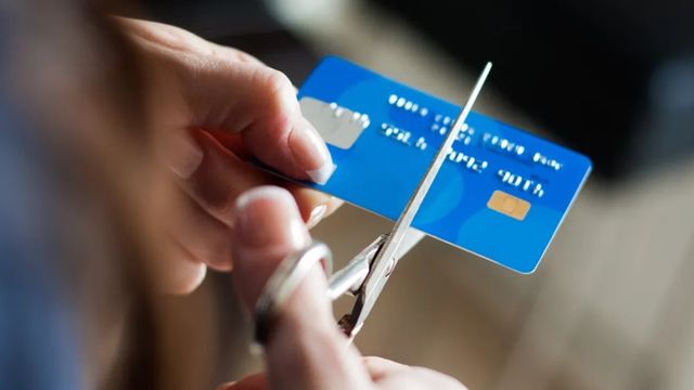 Las tarjetas de plástico pueden transformarse en etiquetas resistentes y decorativas para el hogar.