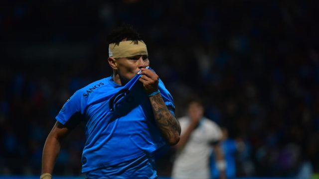 Lucas Zelarayán festeja su gol para Belgrano ante Racing