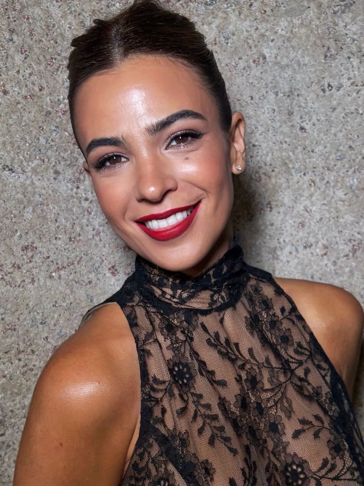 Agustina Cherri dio cátedra de estilo con un pantalón tiro alto color negro y lo combinó con el estampado de la temporada (encaje)