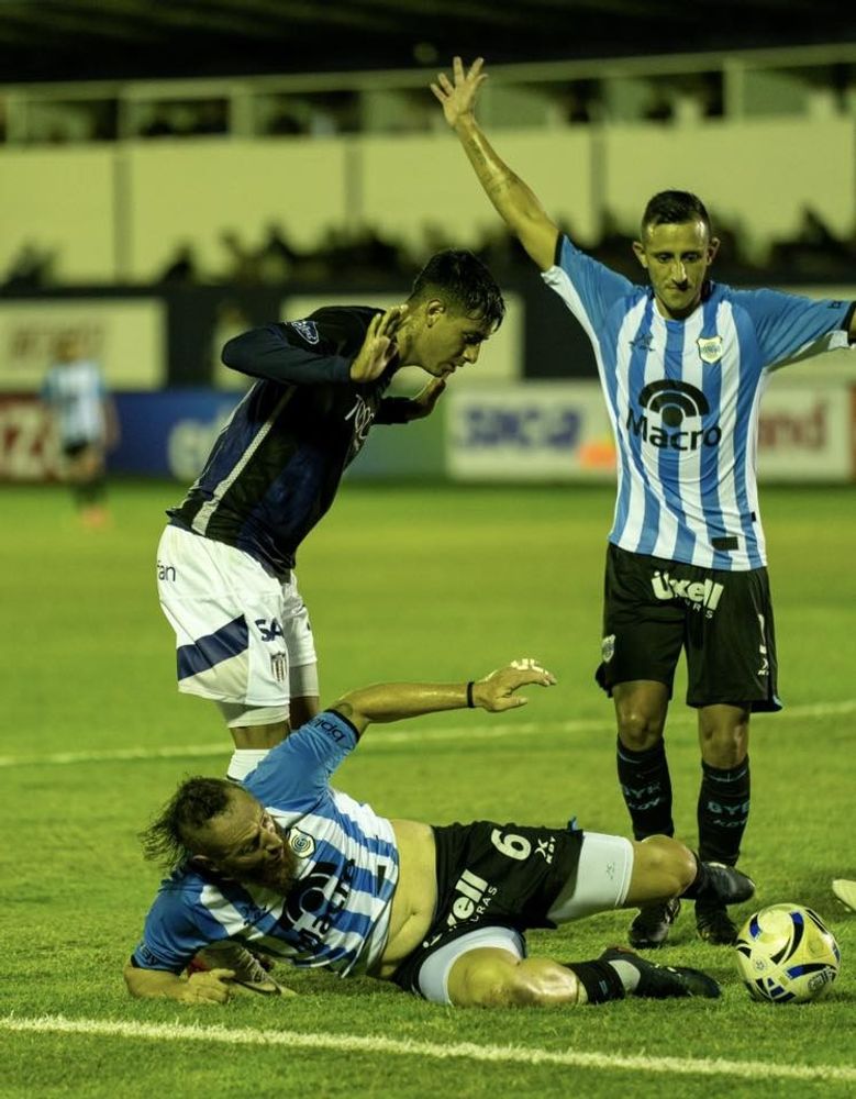 En un partido que terminó muy áspero, Gimnasia y Esgrima de Jujuy cayó por 3 a 0 contra Tristán Suárez. Las dos derrotas que sufrió el equipo de Hernán Pellerano en este campeonato fueron como visitante.