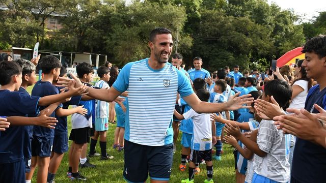 El DT Hernán Pellerano, en el festejo del club. Su equipo se ubica en el tercer puesto de la tabla de posiciones de la Zona B de la Primera Nacional con nueve puntos, a uno del líder Gimnasia y Tiro de Salta.