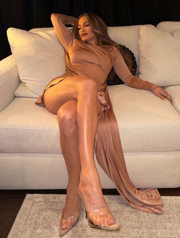 A sus 56 años, Jennifer Lopez posó con un vestido color nude y marcó tendencia con los zapatos de la temporada