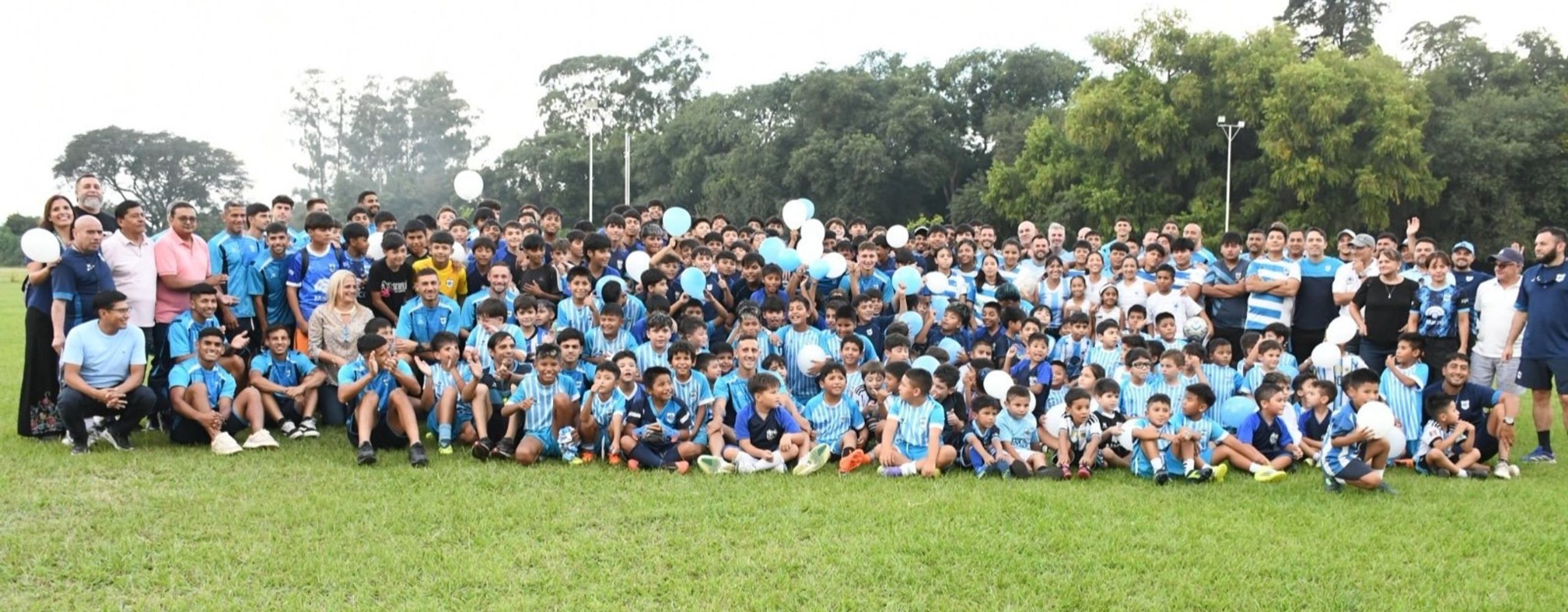 El plantel profesional del “Lobo” reunido en el complejo FASTA de Río Blanco durante los festejos por el 95º aniversario del club. El encuentro convocó también a las divisiones formativas de fútbol, rugby y hockey.