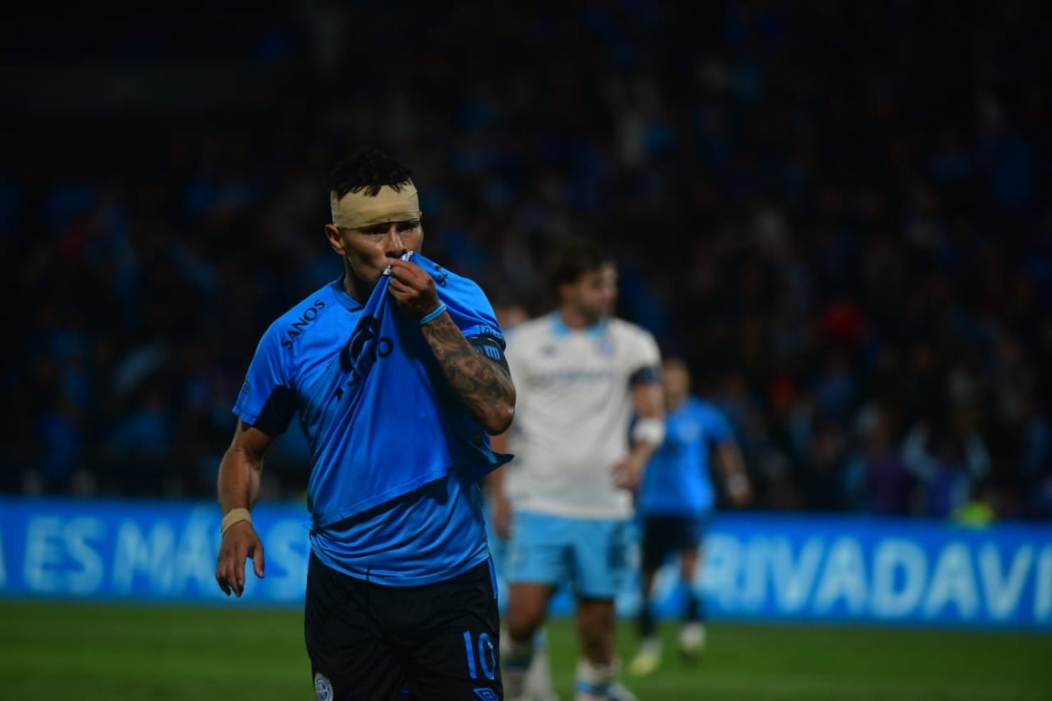 Lucas Zelarayán festeja su gol para Belgrano ante Racing