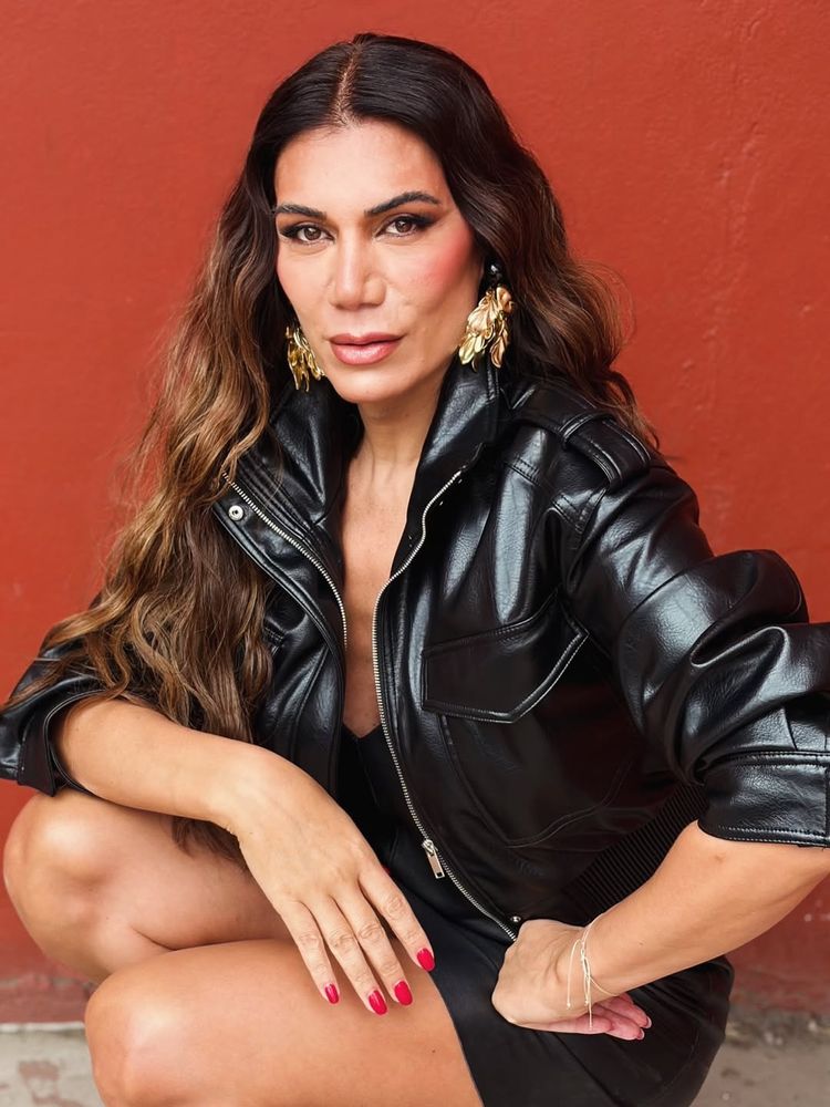 Flor de la V dio cátedra de estilo con un vestido de cuero color negro y lo combinó con las botas en tendencia esta temporada
