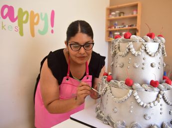 Quién es la pastelera de Córdoba que le hizo una torta de 13 kilos a Tini Stoessel