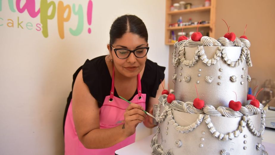 Quién es la pastelera de Córdoba que le hizo una torta de 13 kilos a Tini Stoessel