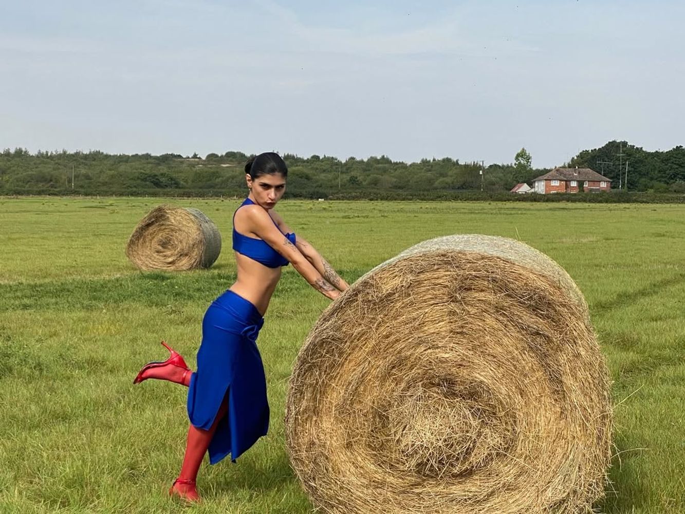 Mucho escote y piel a la vista: Mia Khalifa desafió todos los límites con una jugada producción de fotos
