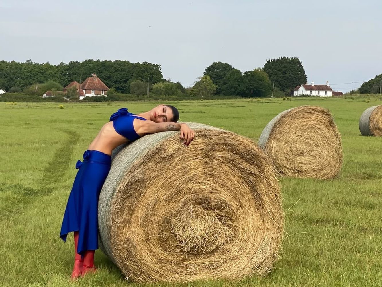 Mucho escote y piel a la vista: Mia Khalifa desafió todos los límites con una jugada producción de fotos