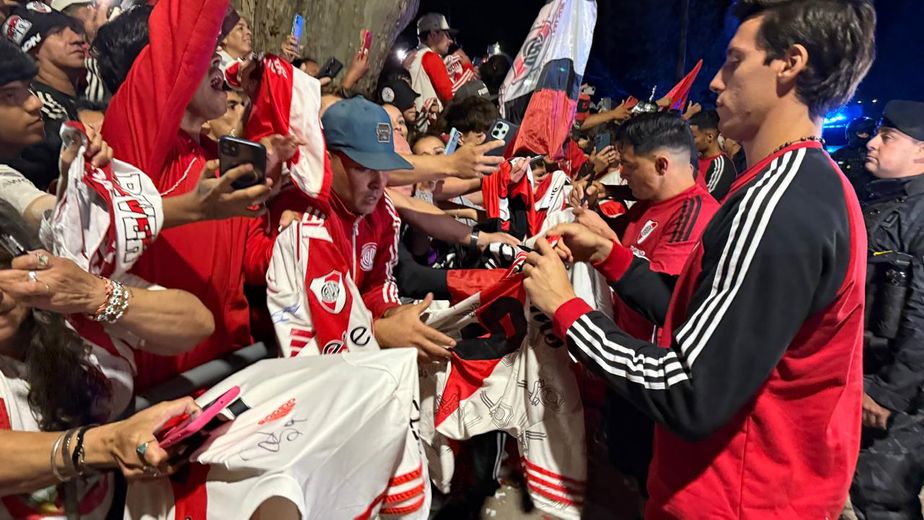 River revolucionó Río Cuarto y hubo un banderazo: enfrenta a Estudiantes este domingo