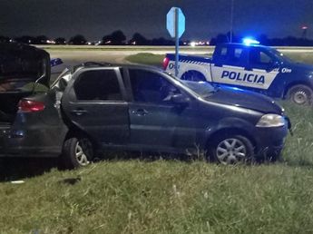 Madrugada trágica en Córdoba: dos jóvenes de 22 años murieron tras un impacto contra un poste