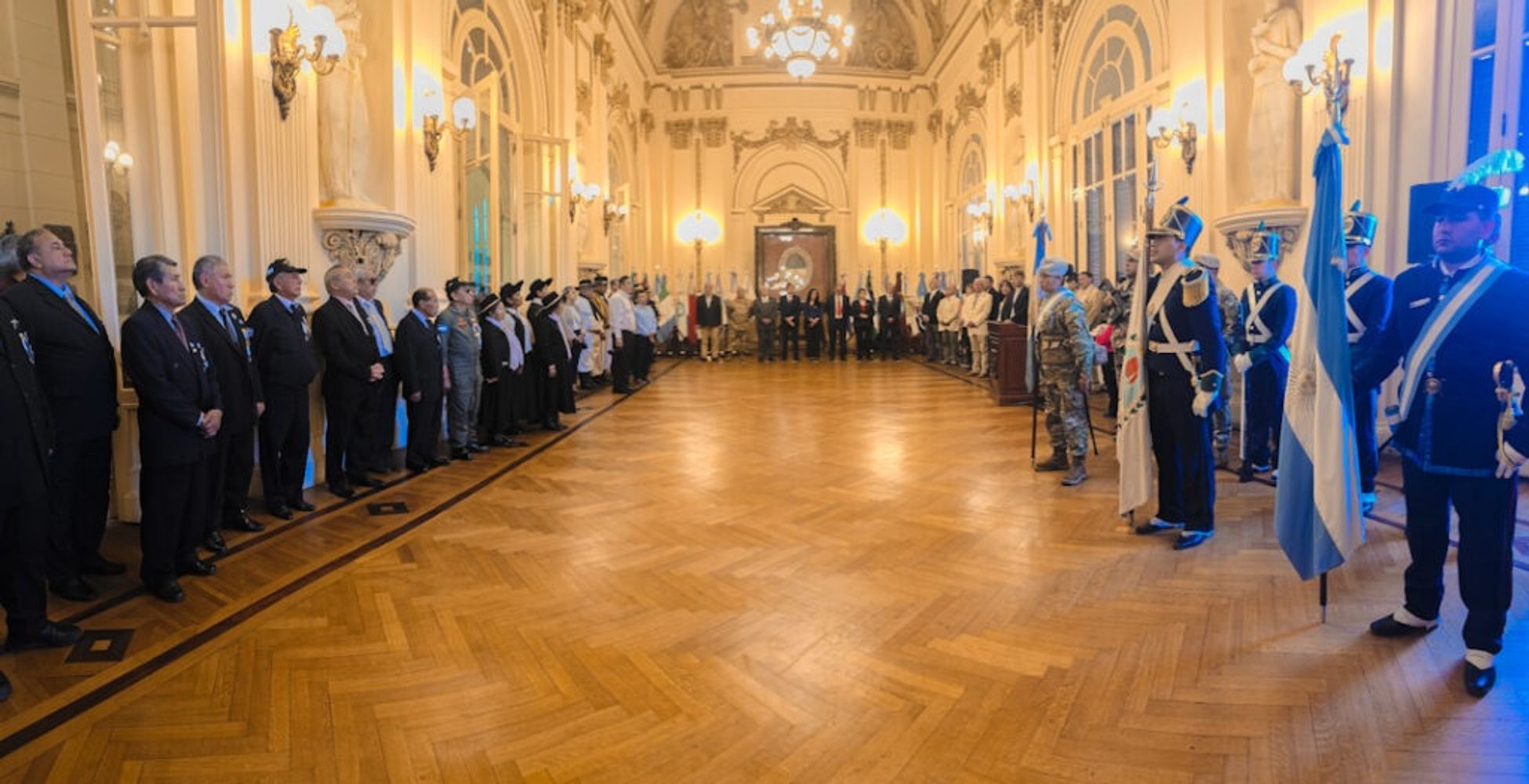 En una jornada cargada de simbolismo patriótico, el Salón de la Bandera de la Casa de Gobierno fue escenario de la recordación del Día de la Reconquista de Jujuy.