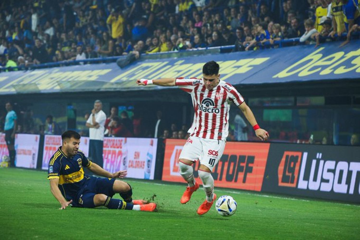 Alex Luna era figura ante Boca, y salió lesionado. Baja significativa para Instituto.