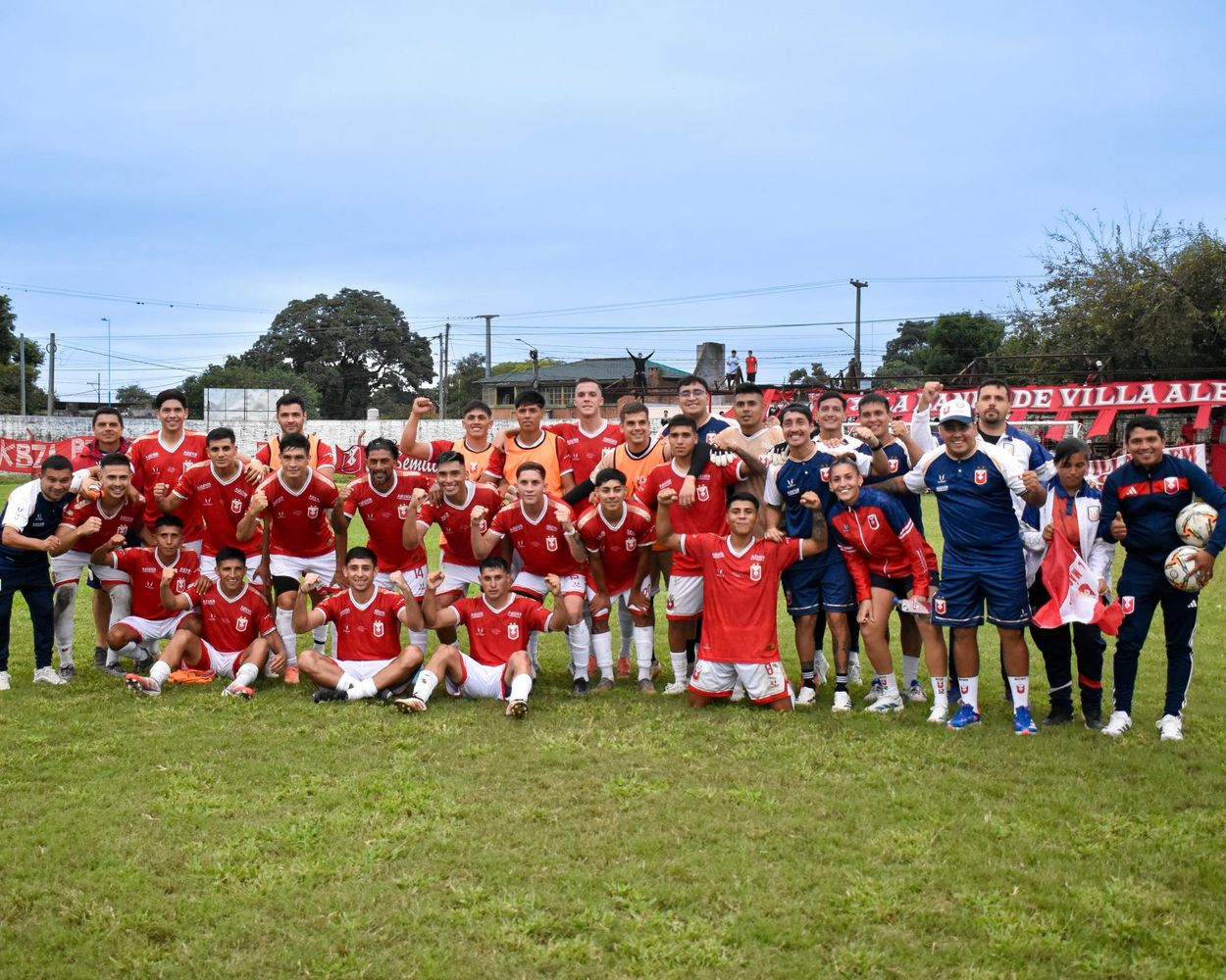 El equipo de Tucumán Central luego del triunfo frente a los misioneros