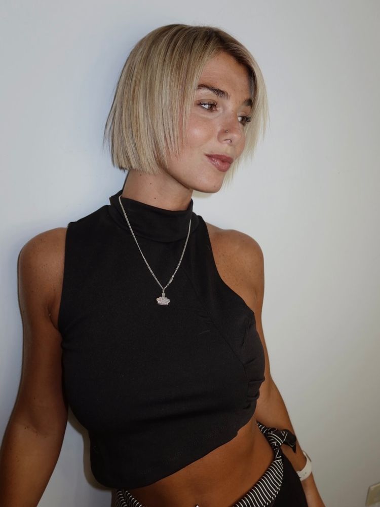 Sara Sklate dio cátedra de estilo con un look total black y lo combinó con un accesorio en tendencia esta temporada
