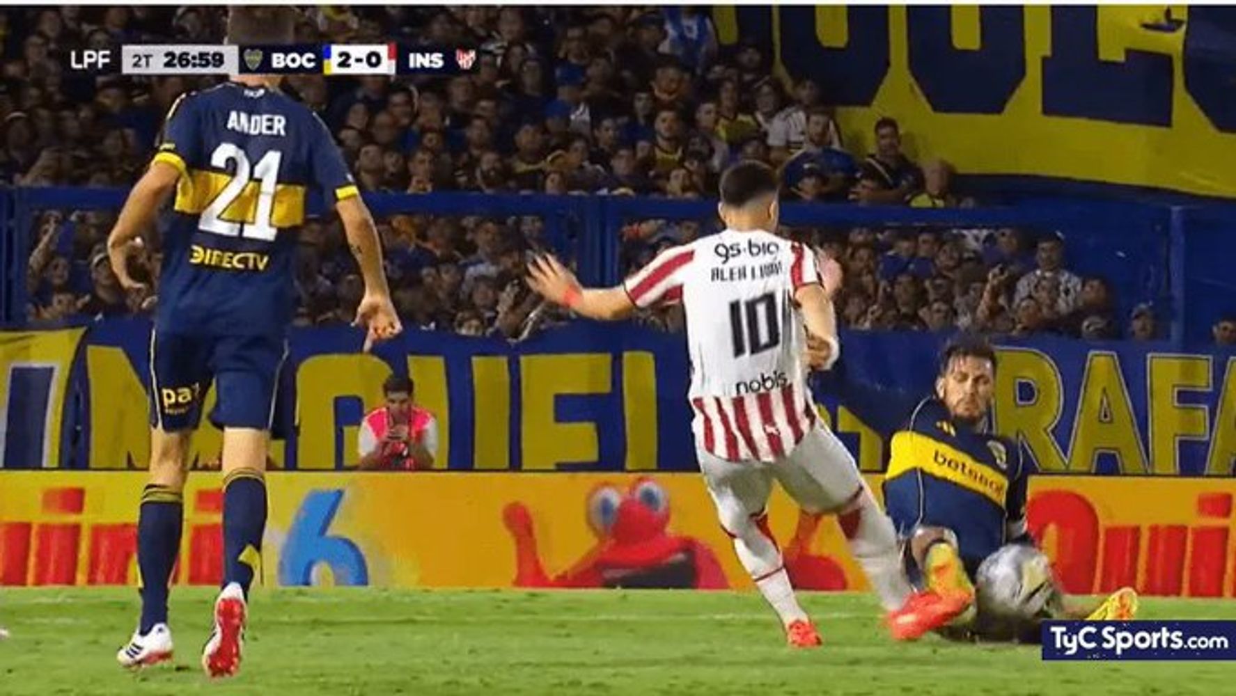 La violenta barrida de Leandro Paredes, que sacó a Alex Luna del Boca-Instituto.