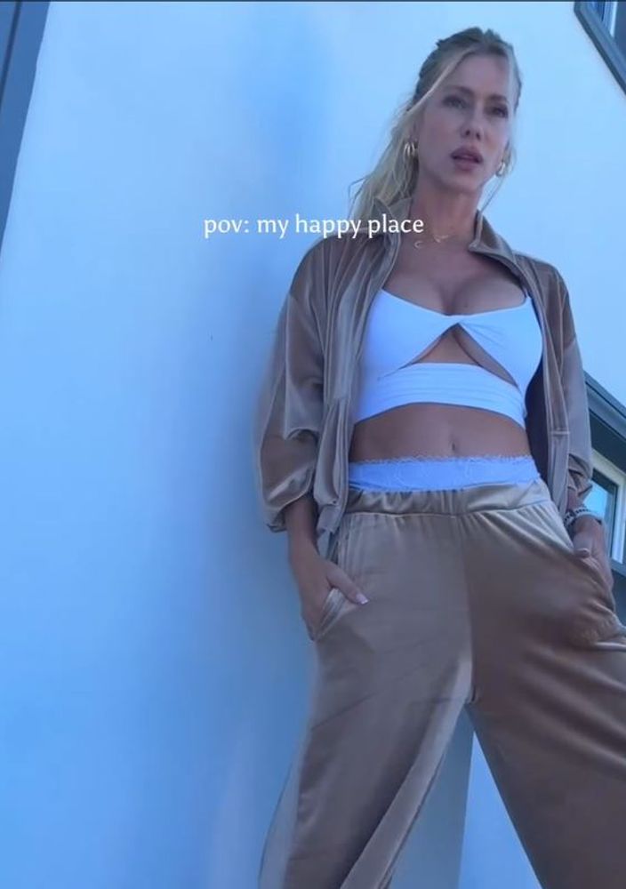 Nicole Neumann arrasó con un look deportivo ultra escotado y casi muestra de más