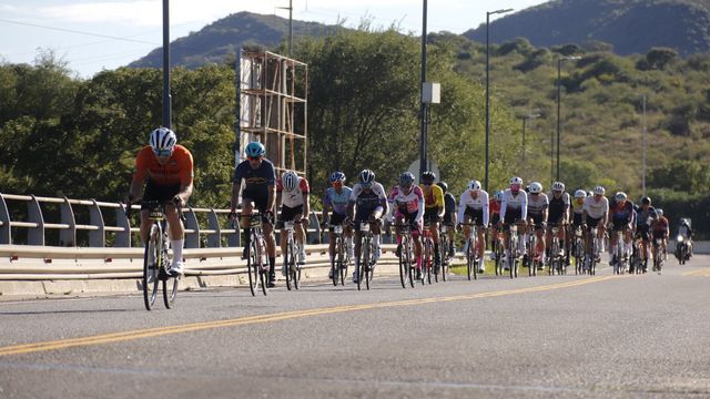 Cientos de ciclistas atravesaron Villa Carlos Paz durante la etapa argentina del Tour de France.