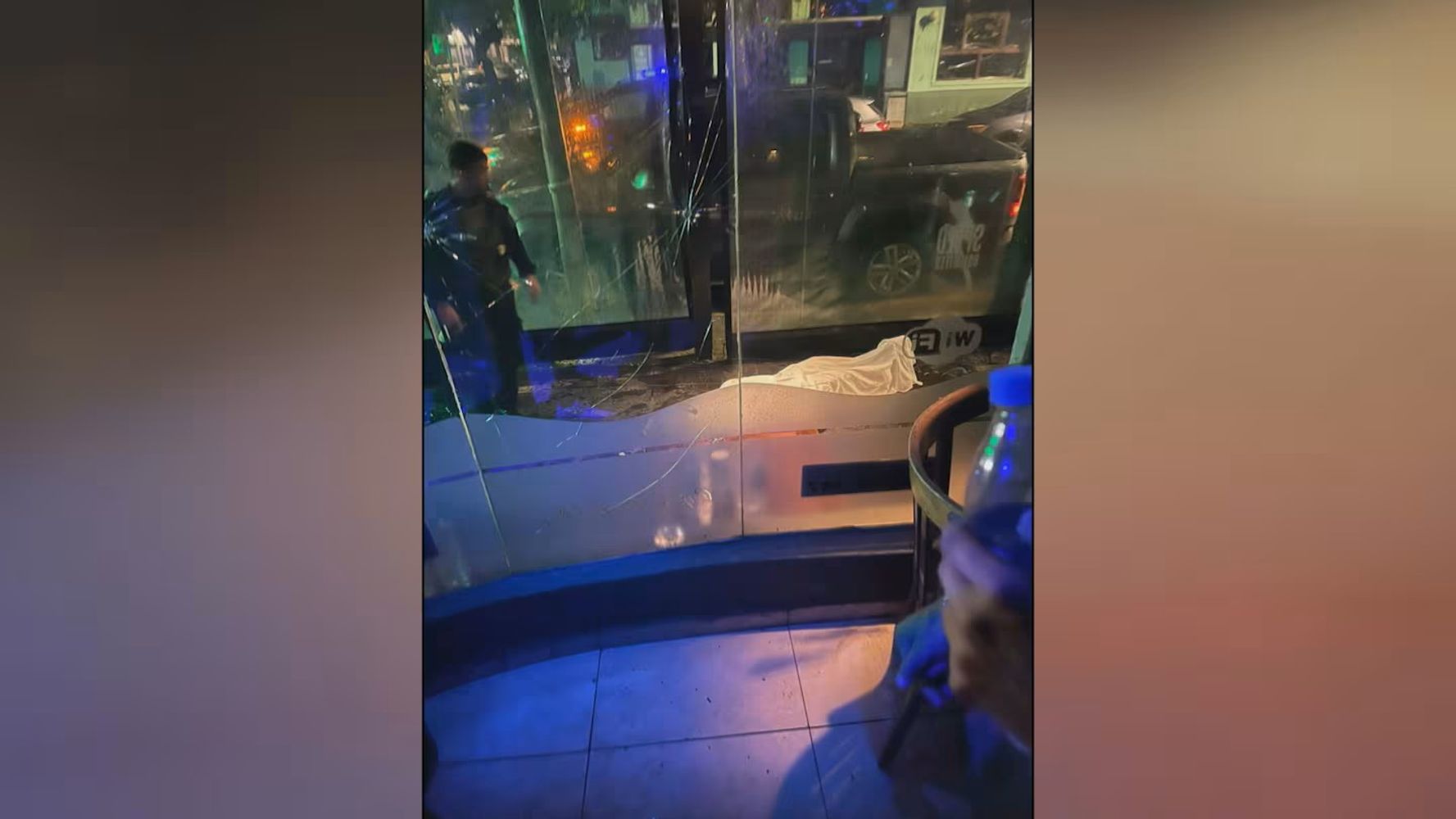 Así quedó la vidriera del bar