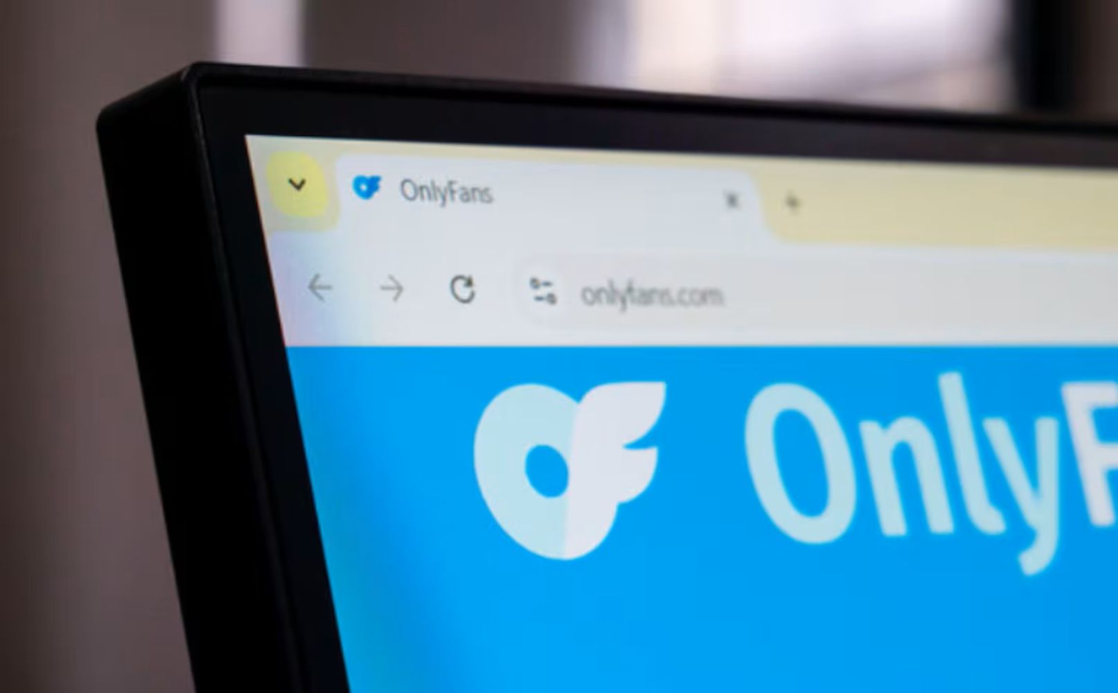 La denunciante se dedica a la producción de contenido para la plataforma OnlyFans.