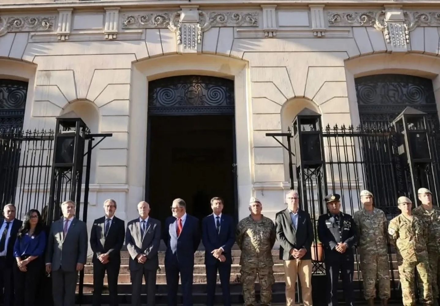 El acto conmemorativo del Día de la Reconquista de Jujuy inició a las puertas de la Casa de Gobierno con autoridades de los tres Poderes y representantes de las fuerzas de seguridad.