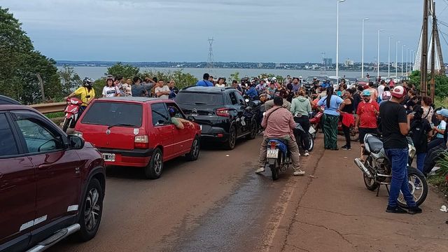 Protesta de paseros paralizó el cruce en el puente Posadas-Encarnación.