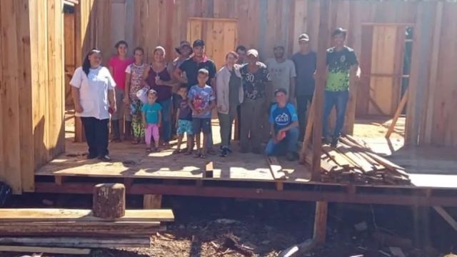 Pozo Azul: familias avanzan con un aula satélite para garantizar clases a unos 30 chicos.