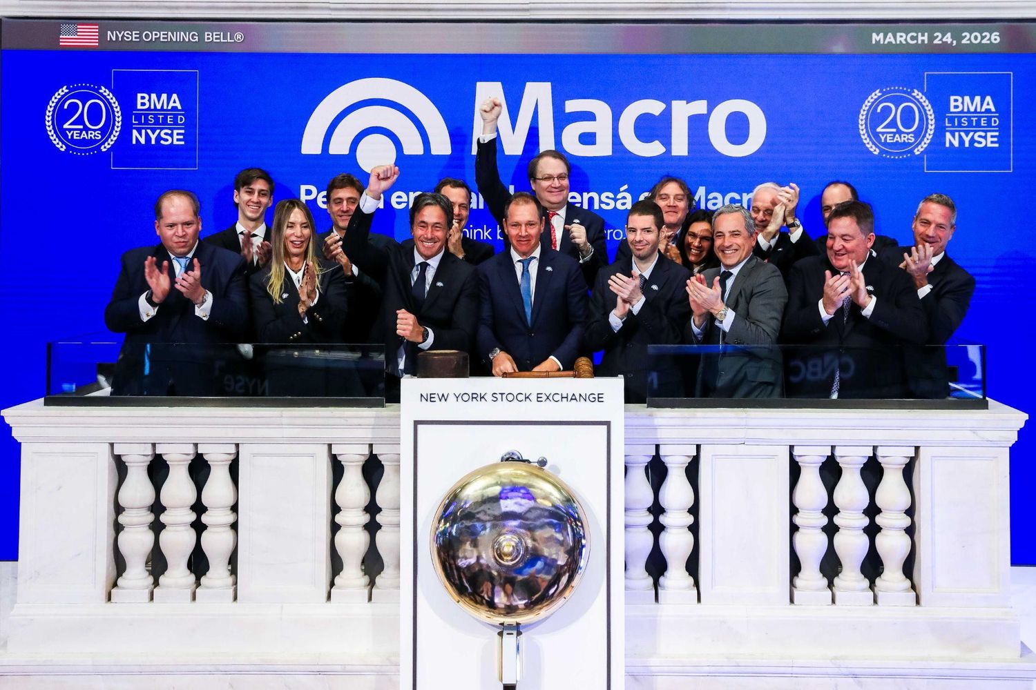 Con el foco puesto en "crecer con consistencia", Banco Macro cumplió veinte años en Wall Street. Una comitiva encabezada por Jorge Brito, presidente de la entidad, lo celebró en el NYSE dando inicio a la ronda bursátil del martes.