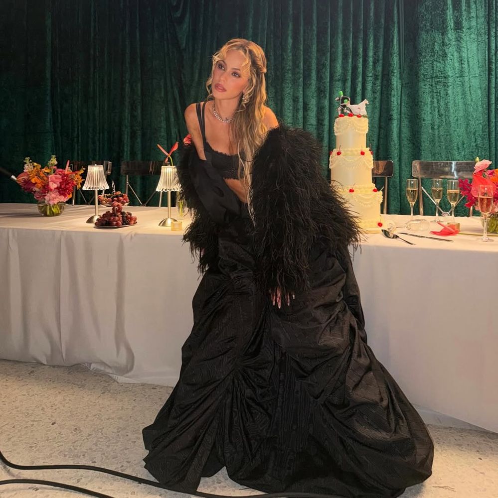 Tini Stoessel lució un look total black de encaje con transparencias y dio cátedra de estilo